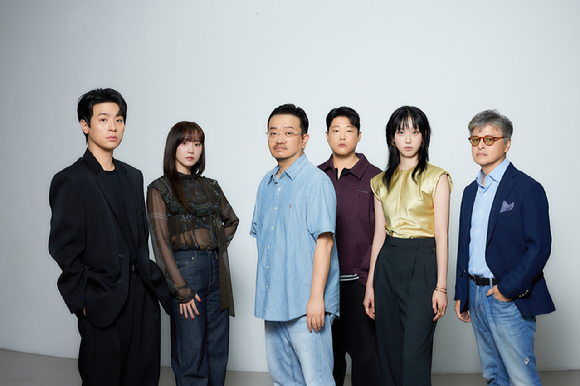 배우 박정민, 신현빈, 임성재, 연상호 감독, 한지현, 권해효가 영화 '얼굴' 언론시사회에 앞서 포즈를 취하고 있다. [사진=플러스엠엔터테인먼트]