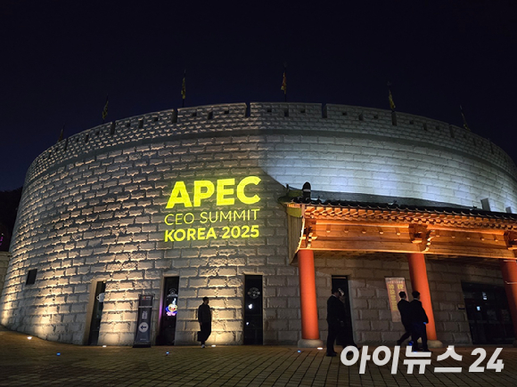 지난 28일 경주 화랑마을 어울마당에서 국내외 주요인사들이 참여한 '2025 APEC CEO 서밋' 환영만찬이 진행되고 있다. [사진=박지은, 최란 기자]