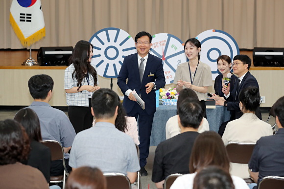 박병규 광산구청장이 13일  윤상원홀에서 직원들과 소통하고 있다 [사진=광주 광산구]