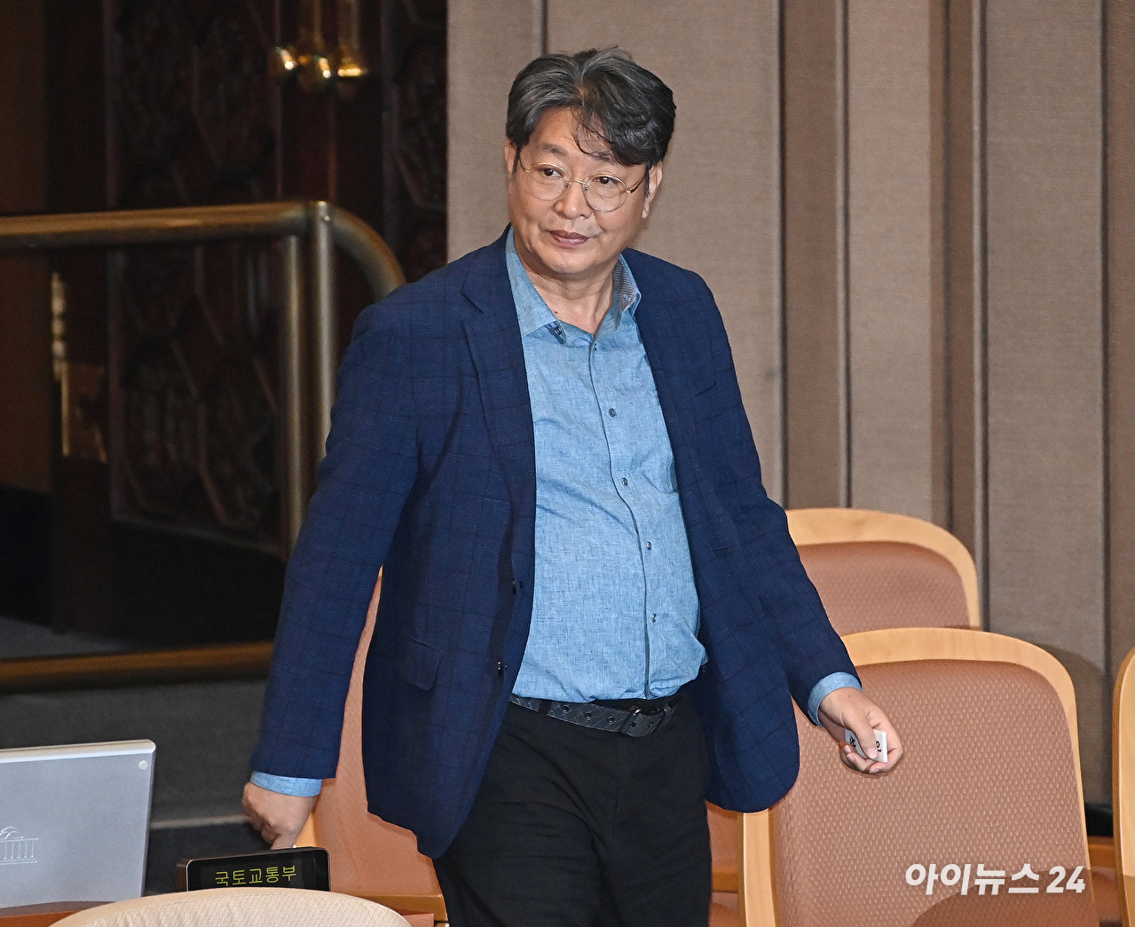 '차명거래 논란'에 휩싸인 이춘석 더불어민주당 의원이 5일 오후 서울 여의도 국회 본회의에서 방송법 일부개정법률안(대한)에 대한 무제한토론 종결동의의 건에 대해 투표를 하고 있다. [사진=곽영래 기자]