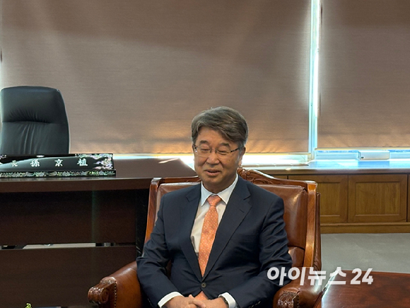 손경식 한국경영자총협회 회장(왼쪽)과 김지형 신임 경제사회노동위원회 위원장 [사진=권서아 기자]