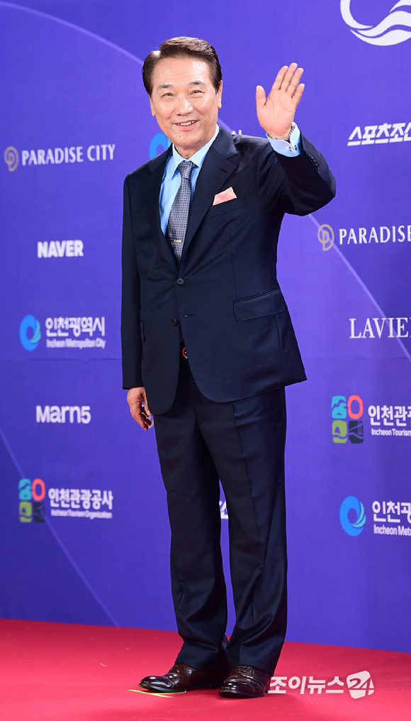 '흑백요리사2' 후덕죽 셰프가&nbsp;31일 오후&nbsp;인천시 영종구 운서동 파라다이스시티에서 열린&nbsp;제5회 청룡시리즈어워즈&nbsp;레드카펫 행사에 참석하고 있다. [사진=정소희 기자]