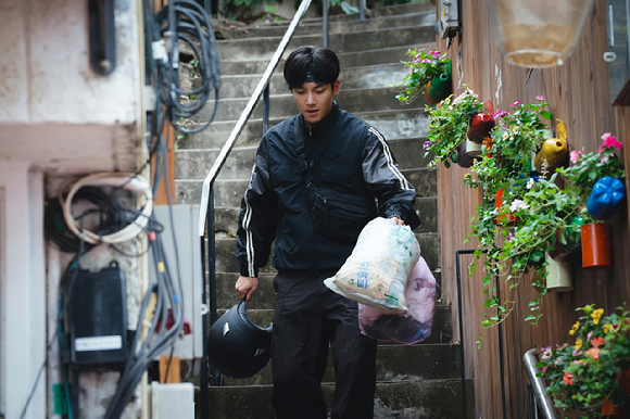 [오늘공개] &apos;조각도시&apos; 살인누명 쓴 지창욱, 살벌한 도경수⋯처절 생존기