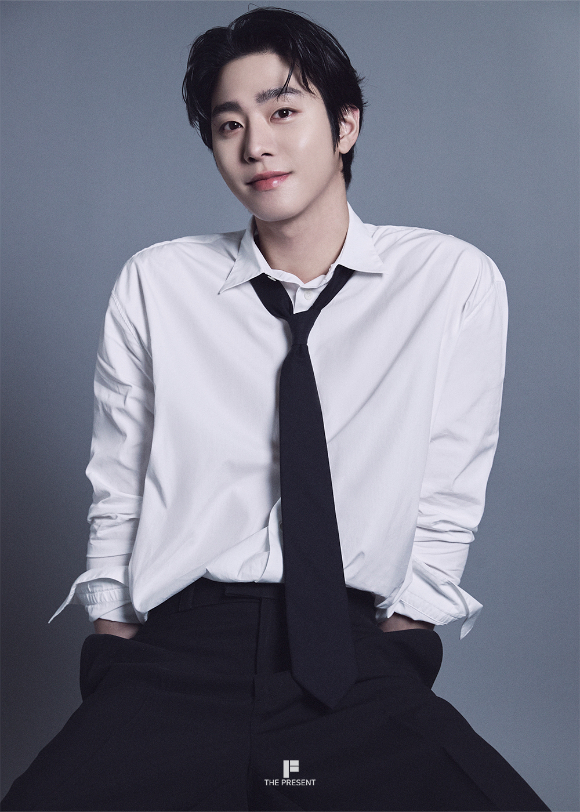 배우 안효섭이 프로필 사진 촬영에서 포즈를 취하고 있다. [사진=더프레젠트컴퍼니]