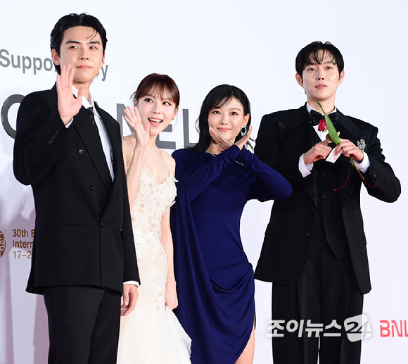 '친애하는 X' 배우 김영대와 김유정이 17일 오후 부산광역시 해운대구 영화의 전당에서 열린 제30회 부산국제영화제 개막식 레드카펫 행사에 참석하고 있다. [사진=정소희 기자]