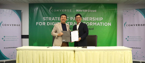 데니스 앤서니 컨버지 ICT 솔루션즈 CEO(왼쪽)와 김유원 네이버클라우드 대표가 필리핀 디지털전환을 위한 업무 협약을 체결한 뒤 기념촬영을 하고 있다. [사진=네이버클라우드]