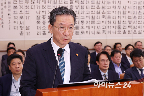 정성호 법무부 장관이 14일 서울 여의도 국회에서 열린 법무부 등에 대한 법제사법위원회 국정감사에서 업무보고를 하고 있다. [사진=곽영래 기자]