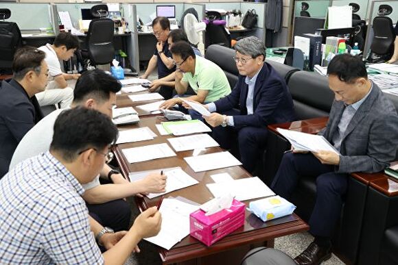 권혁재 구매사업국장이 정부대전청사 기자실에서 브리핑하고 있다(오늘쪽에서 두번째) [사진=조달청]