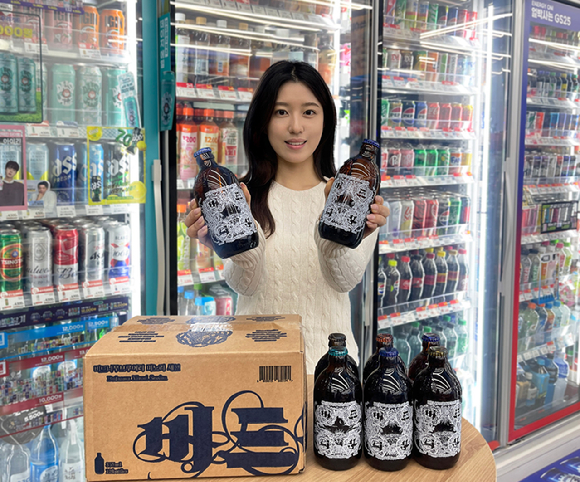 GS25에서 모델이 강릉 '버드나무 브루어리'에서 생산한 미노리세션(쌀맥주)을 소개하고 있다. [사진=GS25]
