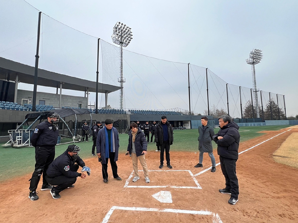 허구연 KBO 총재는 지난 6일 KBO 심판위원회가 1차 동계훈련을 하고 있는 두산 베어스파크를 방문했다. 사진은 훈련 중인 KBO 심판위원들. [사진=한국야구위원회(KBO)]