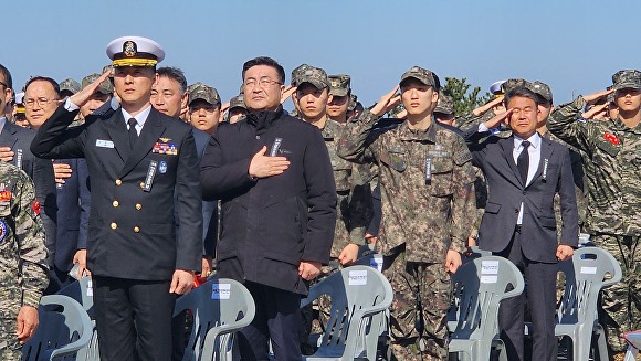 김승욱 국민의 힘 후보(앞줄 왼쪽에서 세번째)가 서해수호의 날 기념식에 참석하고 있다.[사진=김승욱 후보 선거사무실]