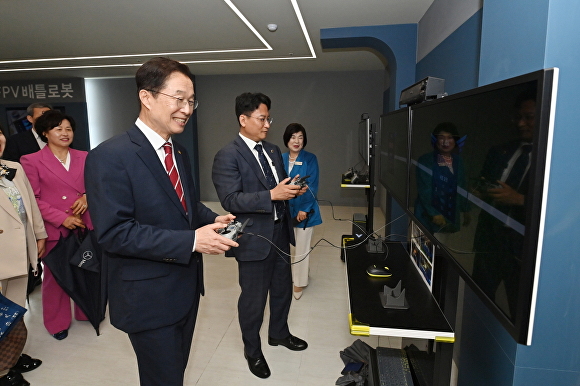 지난 5월 19일 임종식 교육감이 경상북도교육청 & 메이커 축제에 참여하고 있다. [사진=경북교육청]