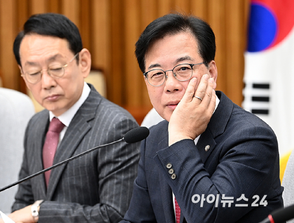 송언석 국민의힘 원내대표가 7일 오전 국회에서 열린 원내대책회의에 참석하고 있다. [사진=곽영래 기자]