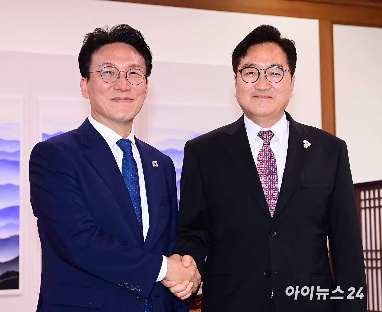 우원식 국회의장이 4일 서울 여의도 국회의장실을 예방한 김민석 국무총리와 악수하고 있다. [사진=정소희 기자]