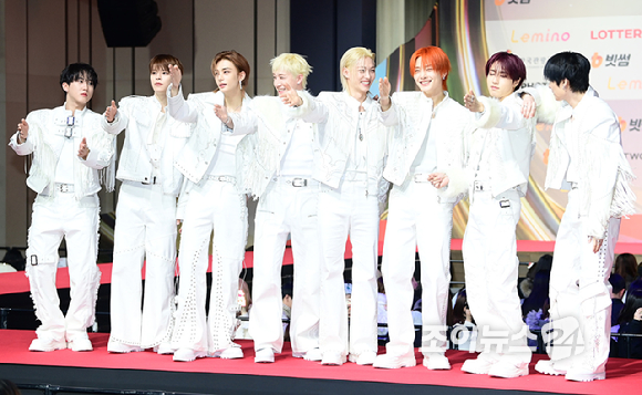 그룹 스트레이 키즈(Stray Kids)가 25일 오후 인천광역시 중구 운서동 인스파이어 아레나에서 열린 '2025 SBS 가요대전' 레드카펫 행사에 참석하고 있다. [사진=정소희 기자]