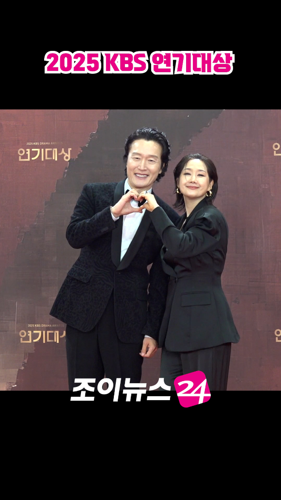 배우 최병모-배해선이 31일 오후 서울 여의도 KBS에서 열린 '2025 KBS 연기대상' 레드카펫 포토월 행사에서 포즈를 취하고 있다. [사진=문수지 기자]