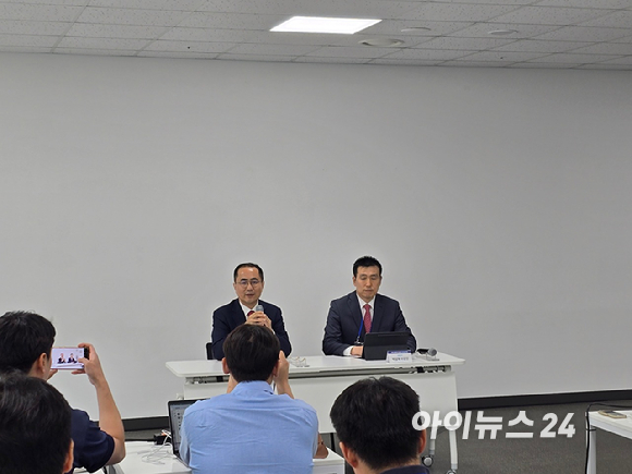 이정환 SK렌터카 대표이사가 15일 충남 천안시 SK렌터카 오토옥션에서 경매 출품 차량의 상태를 온라인 라이브 방송을 통해 확인할 수 있는 스튜디오에 대해 소개하고 있다. [사진=김종성 기자]