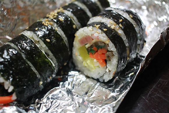 김밥 자료 사진. 한국소비자원 참가격에 따르면 지난 6월 서울 김밥 한 줄 평균 가격은 3838원으로 1년 전보다 5.9% 올라 주요 외식 품목 8개 가운데 가장 높은 상승률을 기록했다. [사진=아이뉴스24 DB]