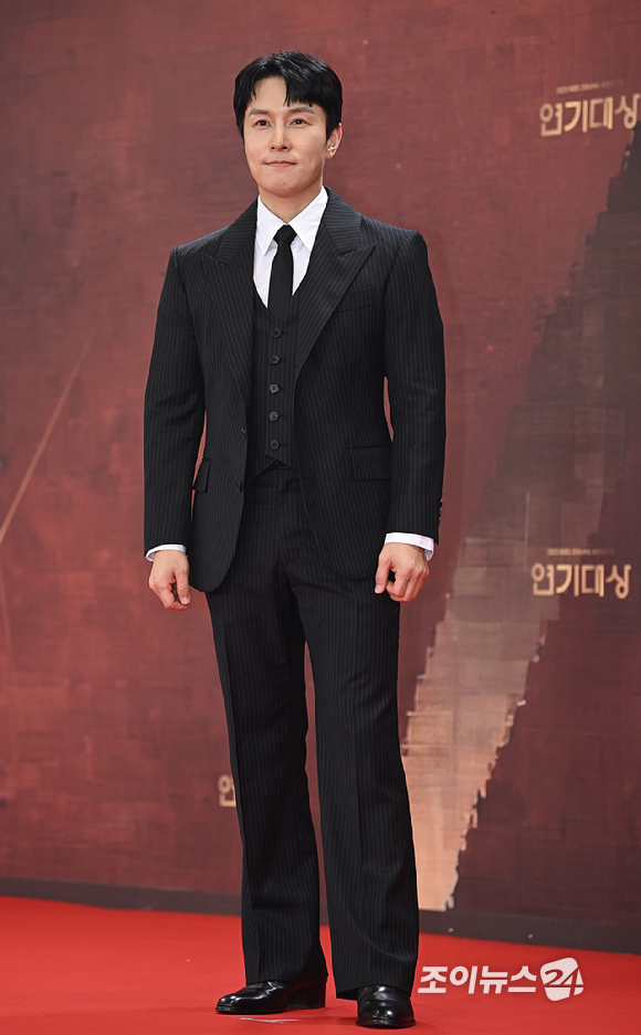 배우 김동완이 31일 오후 서울 여의도 KBS에서 열린 2025 KBS 연기대상&nbsp;레드카펫 포토월 행사에서 포즈를 취하고 있다. [사진=곽영래 기자]