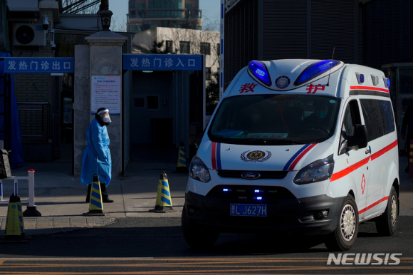 19일 중국 베이징의 한 발열 전담 병원에서 구급차가 나오고 있다. [사진=뉴시스]