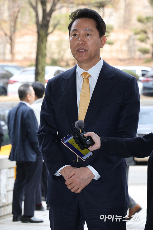 오세훈 서울시장이 1일 오전 서울 서초구 서울중앙지법에서 열린 여론조사 대납 의혹 사건 1심 속행 공판에 출석하며 취재진의 질문에 답하고 있다. [사진=사진공동취재단]