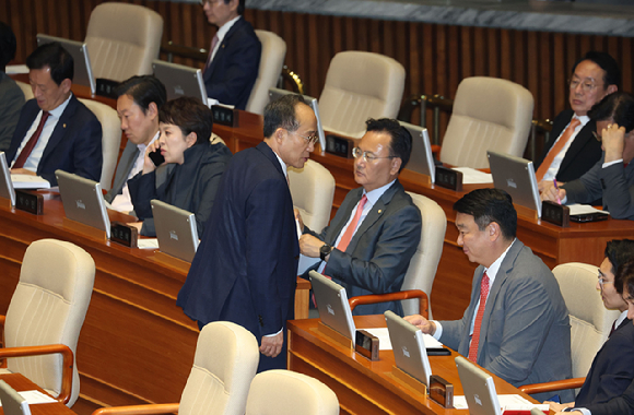 내란 중요임무 종사 혐의로 구속 영장이 청구된 국민의힘 추경호 의원이 13일 자신의 체포동의안 보고가 예정된 국회 본회의에 참석하고 있다. [사진=연합뉴스]