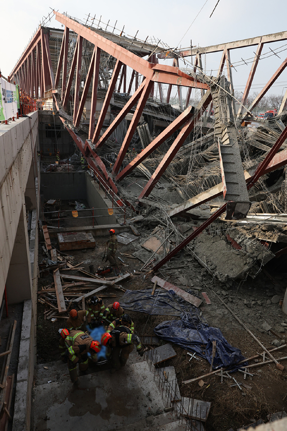 11일 오후 광주 서구 치평동 광주대표도서관 건립공사장에서 붕괴 사고가 발생해 소방대원들이 매몰자 구조 작업을 벌이고 있다. [사진=연합뉴스]