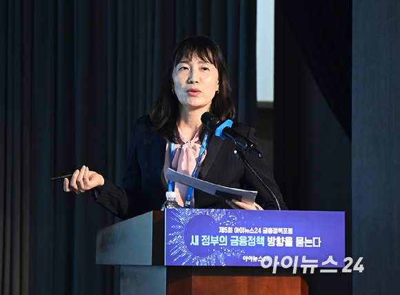 '제5회 아이뉴스24 금융정책포럼'이 '새 정부의 금융정책 방향을 묻는다'를 주제로 19일 서울 중구 은행회관 국제회의실에서 열렸다. 여은정 중앙대학교 경영학부 교수가 '금융감독정책 어떻게 바뀔 것인가'를 주제로 기조발제하고 있다. [사진=곽영래 기자]