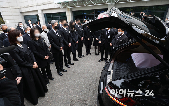 30일 오전 서울 종로구 서울대병원 장례식장에서 고 노태우 전 대통령의 발인이 엄수되고 있다. 유가족들이 장의차령 앞에서 인사를 하고 있다.[사진=사진공동취재단]