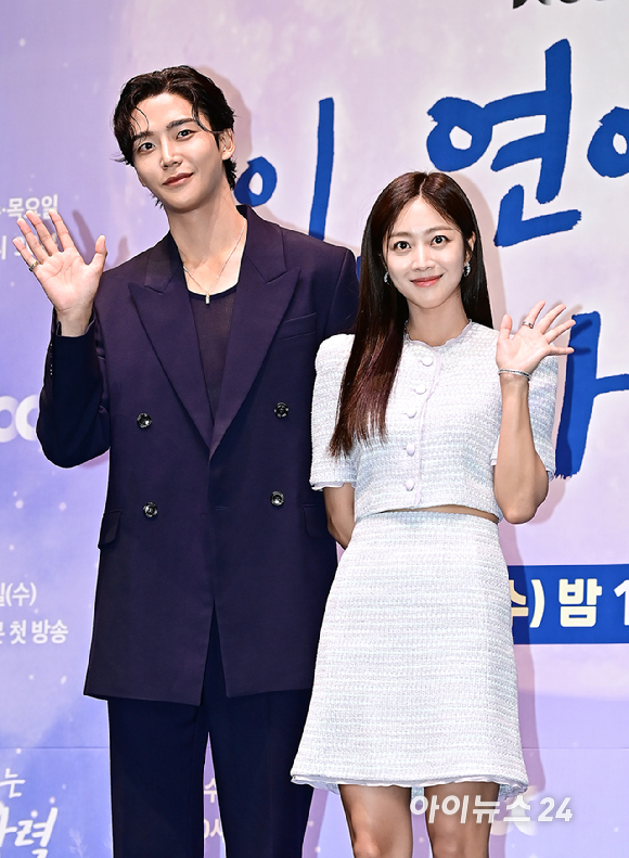 배우 조보아, 로운이 23일 오후 서울 구로구 신도림동 라마다서울신도림호텔에서 열린 JTBC 수목드라마 '이 연애는 불가항력' 제작발표회에서 포토타임을 갖고 있다. [사진=곽영래 기자]