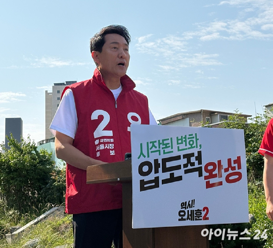 오세훈 국민의힘 서울시장 후보가 2일 서울 용산구 효창공원앞역 인근에서 열린 기자간담회에서 발언하고 있다. [사진=김한빈 기자]