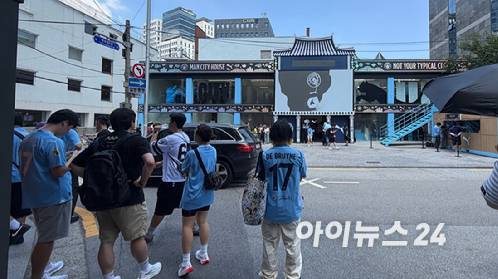 5일 서울 성동구 성수동 푸마 '맨시티 하우스' 팝업스토어에 마련된 '라커룸'. 맨시티 선수단의 초상화와 함께 스페셜 한글 마킹 유니폼을 만나볼 수 있다. [사진=진광찬 기자]