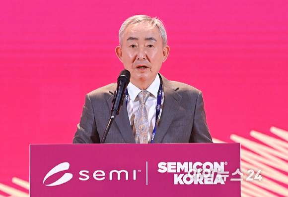 이용한 원익 회장이 11일 서울 강남구 코엑스에서 열린 세미콘 코리아 2026에서 축사를 하고 있다. [사진=곽영래 기자]