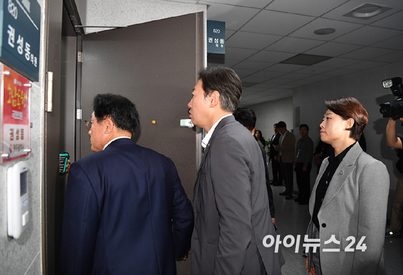 김건희 여사의 각종 의혹을 수사하는 민중기 특별검사팀이 '건진법사-통일교 의혹' 관련해 권성동 국민의힘 의원에 대한 강제수사에 착수한 18일 서울 여의도 국회 의원회관 권 의원실에 국민의힘 의원들이 집결하고 있다. [사진=곽영래 기자]
