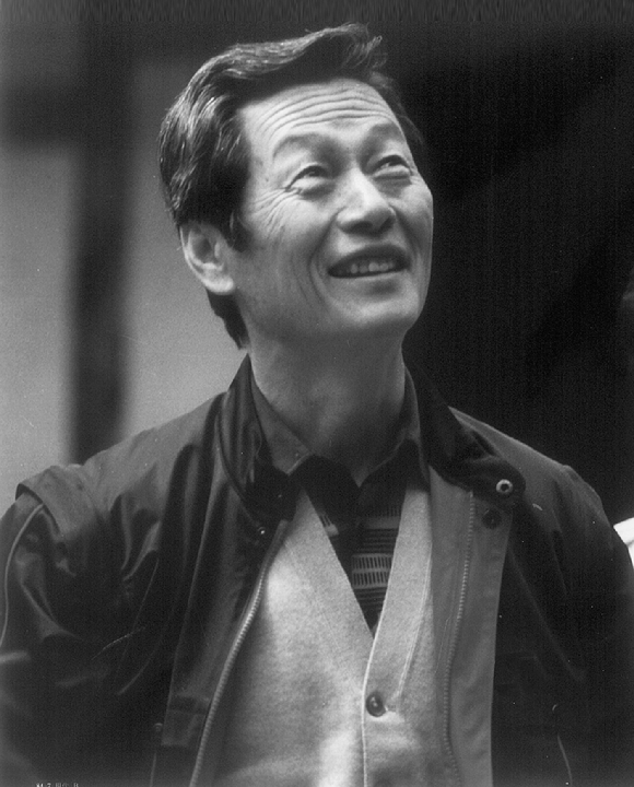 둔기리 마을에서 신격호 창업주. [사진=롯데그룹]