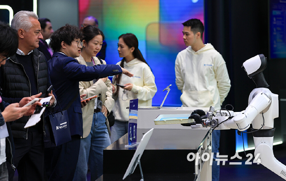 3일(현지시간) 스페인 바르셀로나 피라 그란 비아 전시장에서 열린 세계 최대 모바일 전시회 '모바일 월드 콩그레스(MWC) 2026'에서 세계 각국 참가업체 부스에서 다양한 로봇들이 눈길을 끌고 있다. [사진=정소희 기자]