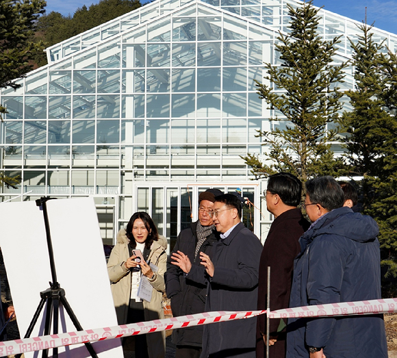 김인호 산림청장(가운데)이 22일 국립한국자생식물원에서 안전점검을 하고 있다. [사진=산림청 ]