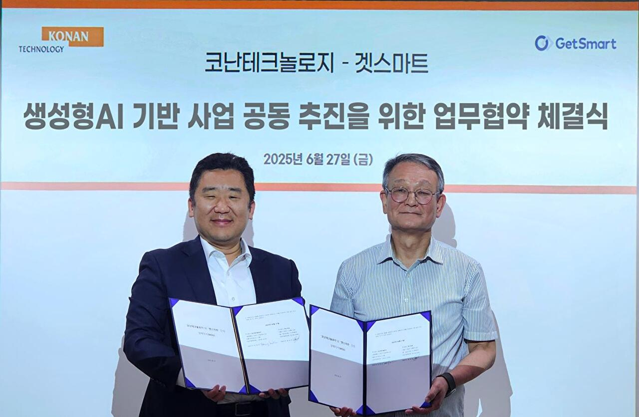지난 6월 27일 서울 서초구 코난테크놀로지 본사에서 열린 생성형 AI 사업 업무 협약식에서 원승빈 겟스마트 대표(왼쪽)와 김영섬 코난테크놀로지 대표가 기념 촬영을 하고 있다. [사진=코난테크놀로지]