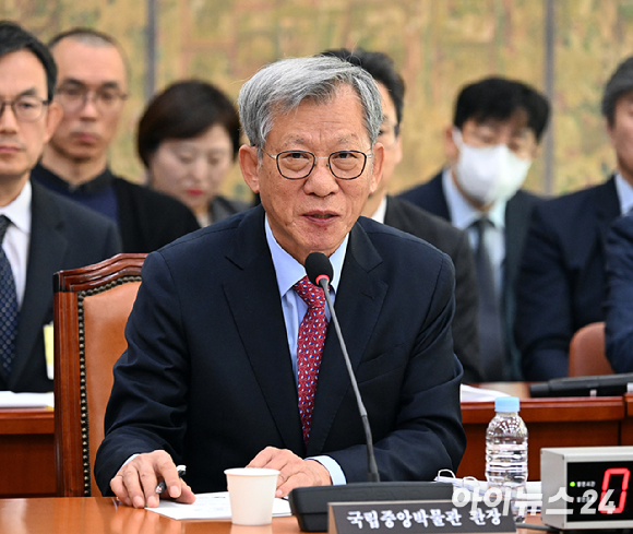 유홍준 국립중앙박물관장이 지난 22일 국회 문화체육관광위원회에서 열린 국립중앙박물관&middot;한국문화예술위원회&middot;국립중앙도서관 등에 대한 국정감사에서 의원 질의에 답하고 있다. [사진=곽영래 기자]