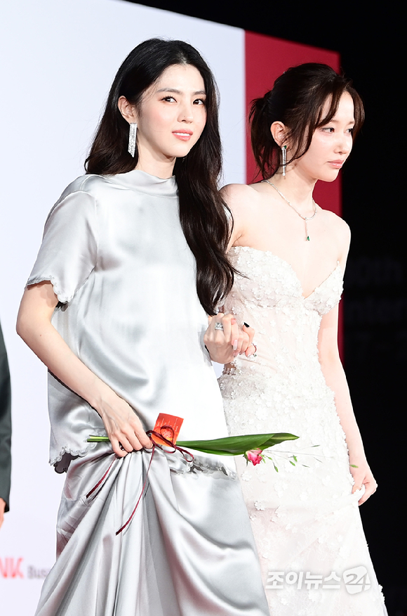 배우 한소희가 17일 오후 부산광역시 해운대구 영화의 전당에서 열린 제30회 부산국제영화제 개막식 레드카펫 행사에 참석하고 있다. [사진=정소희 기자]