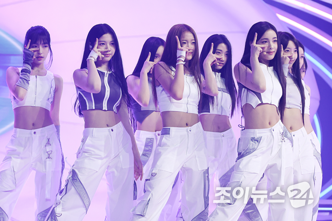 그룹 A2O 라이트가 12일 오후 경기도 고양시 일산 킨텍스에서 진행된 A2O 소울(A2O SOUL)&middot;A2O 라이트(A2O LITE)의 데뷔쇼 '웰컴 투 소울라이트 프롬 A2O 소울 A2O 라이트(WELCOME TO SOULITE From A2O SOUL A2O LITE)' 행사에 참석해 열띤 무대를 펼치고 있다. [사진=문수지 기자]