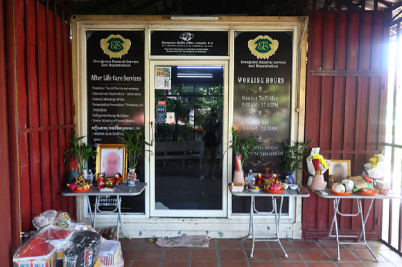 캄보디아에서 범죄조직에 감금됐다가 사망한 박모(22) 씨의 시신이 안치돼 있는 프놈펜 턱틀라 사원에 마련된 공공 화장시설 앞에 놓인 향. [사진=연합뉴스]