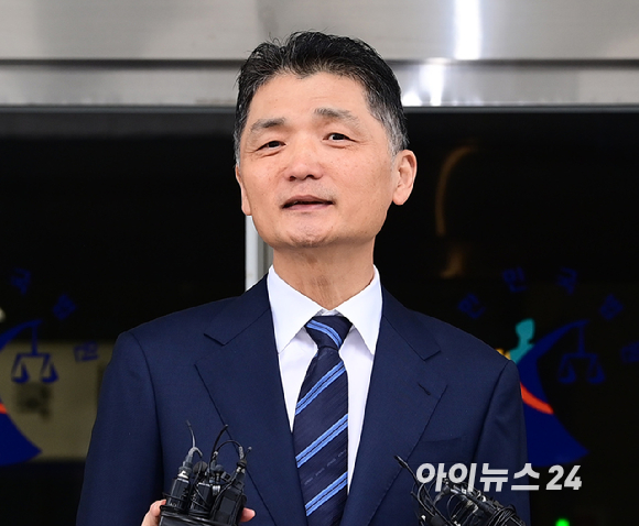 SM엔터테인먼트 시세 조종 혐의를 받고 있는 김범수 카카오 창업주 겸 경영쇄신위원장이 21일 오전 열린 1심 선고공판에서 무죄를 받고 법원을 나서고 있다. [사진=정소희 기자]