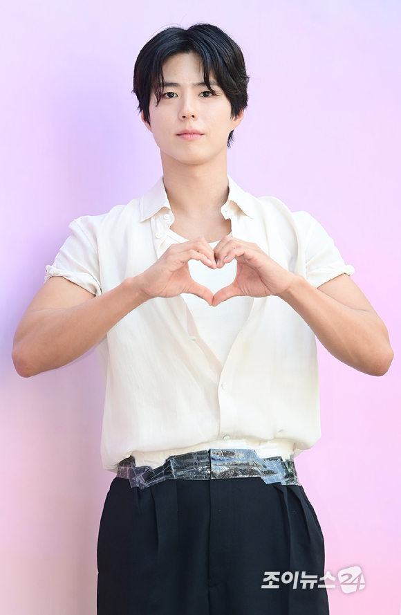 배우 박보검이 23일 오전 서울 성동구 쎈느 성수에서 열린 다이슨 슈퍼소닉 트래블 라운지 팝업 스토어 행사에 참석하고 있다.