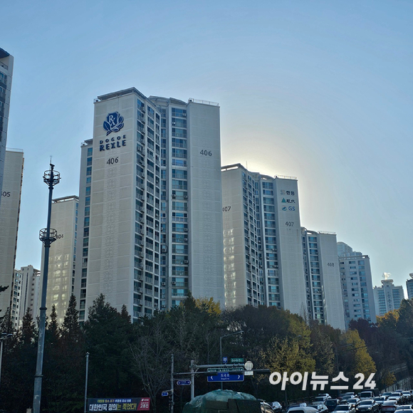 강도높은 부동산 대책 이후 강남권 거래비중이 크게 높아진 것으로 나타났다. 사진은 10·15대책 이후 신고가 거래가 나온 서울 강남구 도곡동의 '도곡렉슬' 아파트 전경. 2025.11.18 [사진=이효정 기자 ]