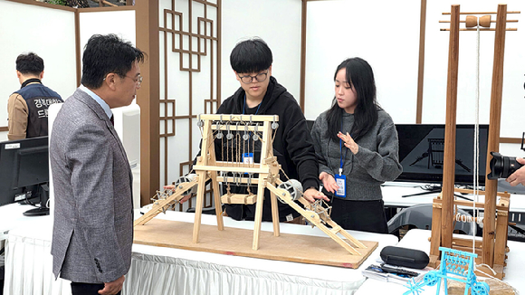 경복대학교 영상미디어콘텐츠학과 부스에서 경기도의회 이석균 의원이 거중기 체험을 관람하고 있다. [사진=경복대학교]