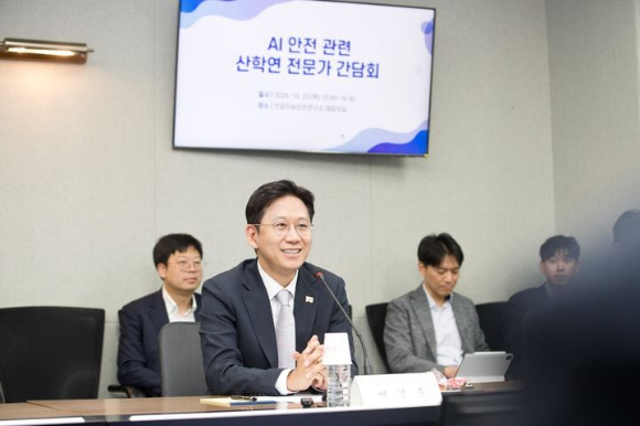 배경훈 부총리 겸 과학기술정보통신부 장관이 23일 오후 경기도 성남시 분당구 인공지능안전연구소를 방문해 AI 안전 관련 산학연 전문가 간담회를 하고 있다. [사진=과기정통부]