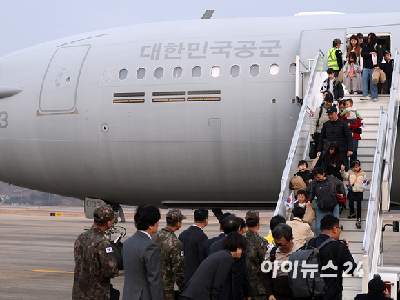 중동 전쟁 확대로 레바논에 체류 중이던 우리 국민 204명과 외국 국적 가족 5명 및 우방국(일본) 국민 2명 등 총 211명이 대한민국 군 수송기(KC-330)를 타고 15일 오후 성남공항에 도착하고 있다. 2026. 03.15. [사진=사진공동취재단]