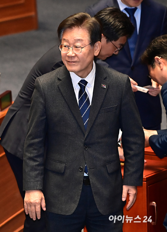 이재명 더불어민주당 대표가 28일 서울 여의도 국회 본회의에서 '채상병 특검법' 재의의 건에 대한 투표를 하고 있다. [사진=곽영래 기자]