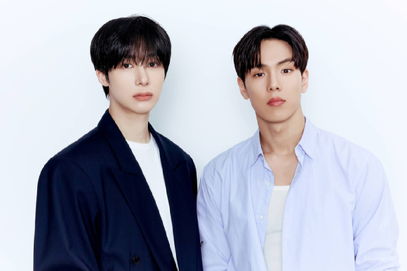 몬스타엑스 유닛 셔누X형원이 최근 서울 강남구 스타쉽엔터테인먼트 사옥에서 진행된 신보 발매 기념 인터뷰에서 포즈를 취하고 있다. [사진=스타쉽엔터테인먼트]